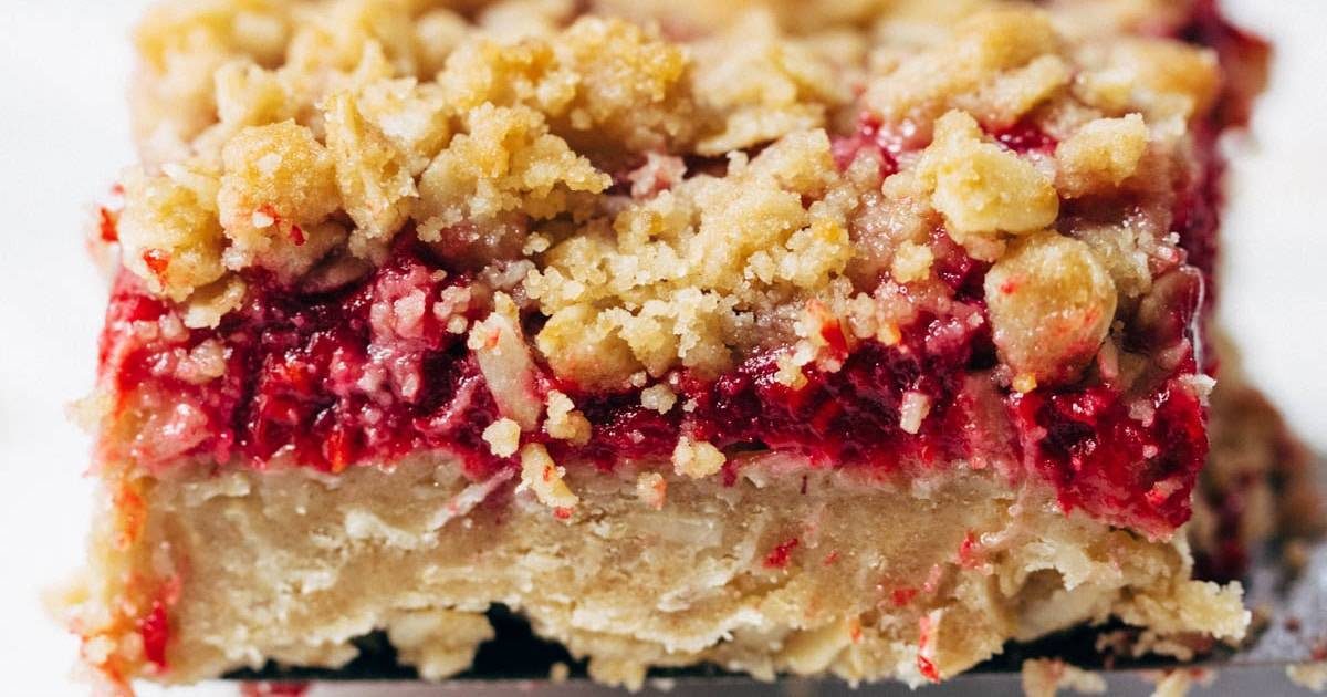 Soft & Juicy Raspberry Crumble Bars with Oat Crust